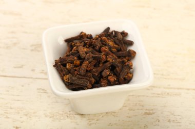 Tohum kase - baharat mutfağı ahşap arka plan üzerinde karanfil