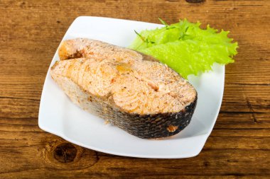 Ahşap arka plan üzerine kekik ile haşlanmış somon