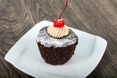 Kiraz ahşap arka plan üzerinde ile çikolatalı kek