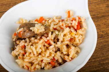 Asya pirinç - et ve havuç ile Plov