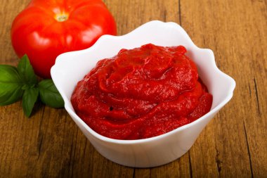 Fesleğenli domates ezmesi ahşap arka plan üzerinde bırakır