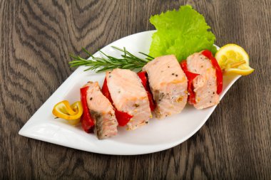 Biber ve limon ile som balığı şiş