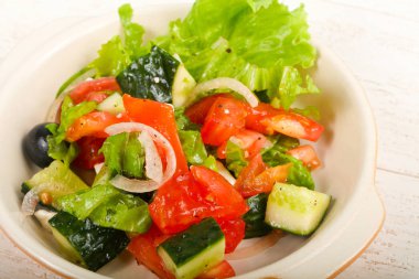 Zeytinli ve peynirli Yunan salatası