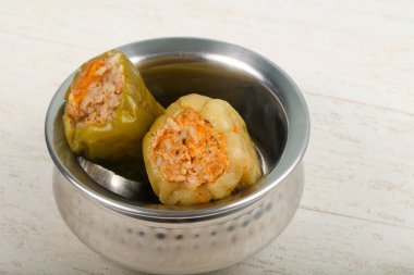 Ahşap arka plan üzerinde etli biber dolması