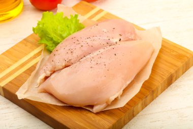 Biber yemek pişirmek için hazır çiğ tavuk göğsü