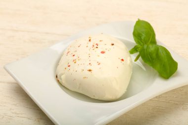 Fesleğen yaprakları ile Mozzarella peyniri