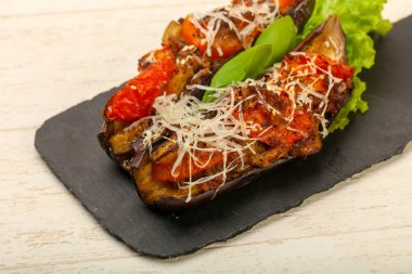 et ve peynir ile doldurulmuş patlıcan