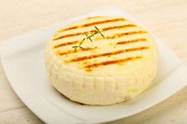 Ahşap arka plan üzerinde beyaz Suluguni peynir
