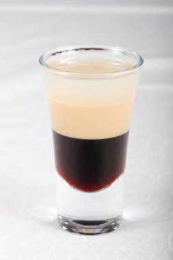 Beyaz arka plan üzerinde B-52 kokteyl parti