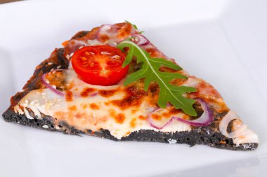 Jambonlu, peynirli ve domatesli pizza.