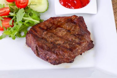 Sığır eti biftek sosu ve salata sosu ile