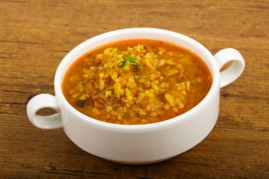 Ahşap arka plan üzerinde beyaz Kharcho çorbası