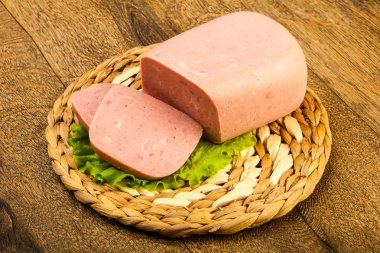 Jambon sosis salata üzerinde yemek için hazır bırakır