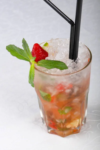 Aardbei Mojito Met Muntblaadjes — Stockfoto