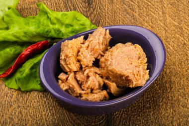 Kavanozda konserve ton balığı pişmeye hazır.