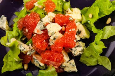 Sedir fıstıklı greyfurt ve mavi peynir salatası