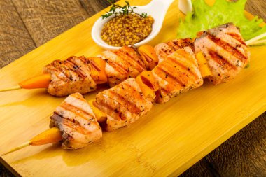 Dijon mustars soslu ızgara somon şiş