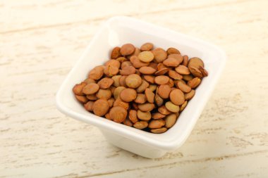 Yemek pişirmek için hazır kapta çiğ mercimek