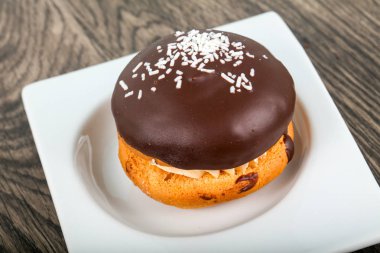 Bouchee kek çikolata ahşap arka plan üzerinde beyaz plaka ile