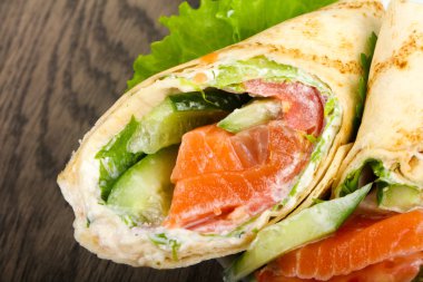 Somon ekmek rulo peynir ile