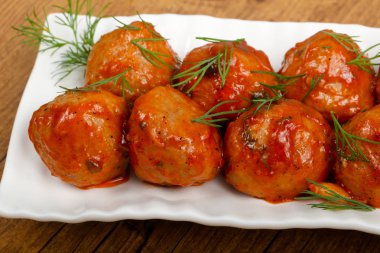 Dereotu, domates soslu köfte servis