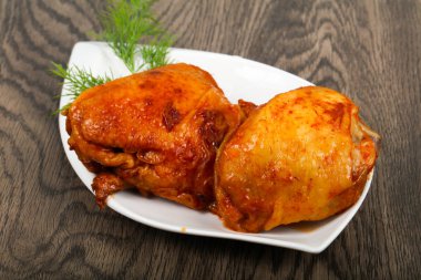 Domates soslu kızarmış tavuk uyluk