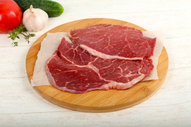 Ham sığır eti biftek yemek için hazır