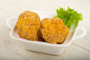 Ahşap arka plan üzerinde diyet gevrek karnabahar