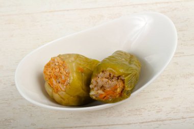 Ahşap arka plan üzerinde etli biber dolması