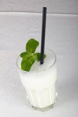 Süt beyaz arka plan üzerine nane kokteyli