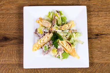 Sığır eti ve salata yaprakları ile gözleme