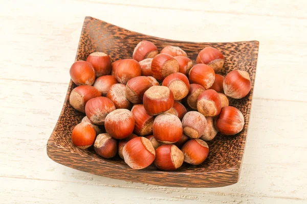 Fındık yığın sepeti ahşap arka plan üzerinde