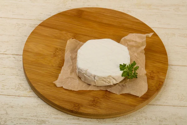 Camembert Kaas Met Peterselie Houten Achtergrond — Stockfoto
