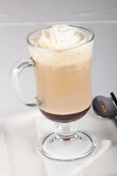 Café Caliente Con Helado Frío Sobre Fondo Blanco — Foto de Stock