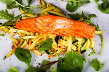 Sebze ve salatalı ızgara somon.