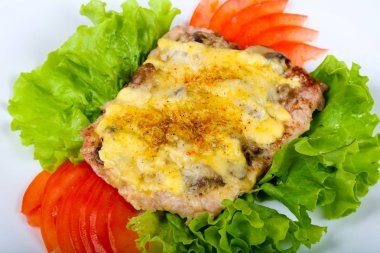 Domuz biftek mantar ve peynir domates hizmet