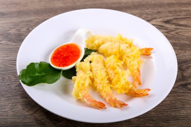 Kaplan karides tempura ahşap backgrond üzerinde yeşil sos ile