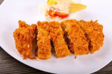 Peynir ve salata yaprakları ile gevrek domuz eti