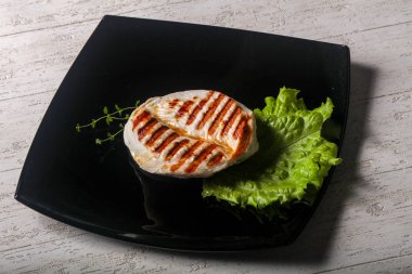 Kekik yaprakları ile ızgara hindi biftek