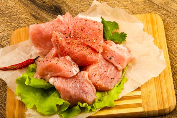 Trozos Cerdo Crudos Con Pimienta Sal Listos Para Cocinar —  Fotos de Stock