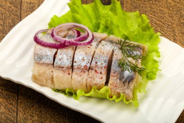 Ringa balığı filetosu dereotu ve soğan dilimlenmiş