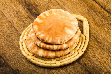 Pide ekmek yığın ahşap arka plan üzerinde