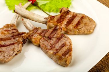 Salata yaprakları servis domates soslu kuzu ızgara