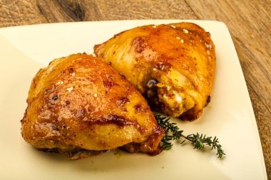 Kavrulmuş tavuk uyluk baharat ve soya sosu ile