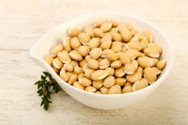 Kase ahşap arka plan üzerinde çiğ beyaz fasulye