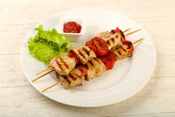 Izgara hindi şiş domates ve biber ile