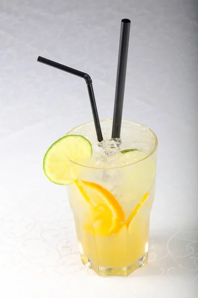 Glas Van Zelfgemaakte Limonade Witte Achtergrond — Stockfoto