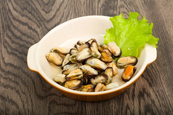 Eingelegte Miesmuscheln Mit Salatblättern — Stockfoto