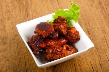 Teriyaki soslu tavuk kanadı.