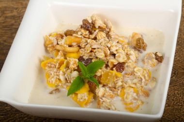 Muz, fındık ve nane ile müsli